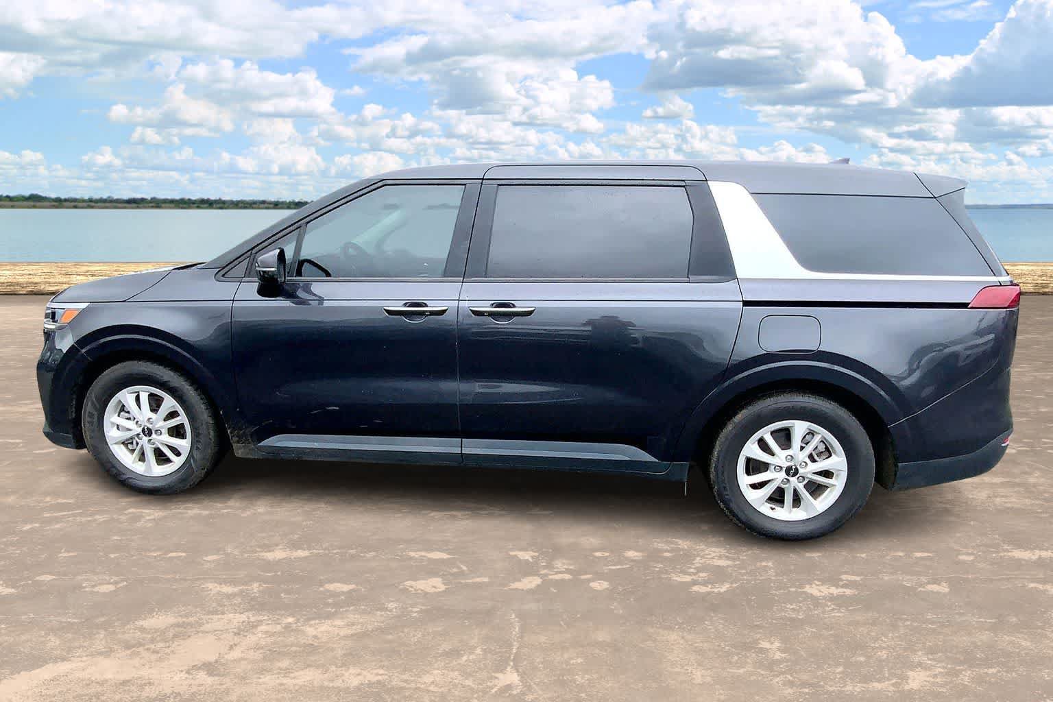 Used 2023 Kia Carnival LX FWD image 3