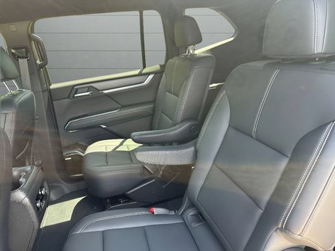 Used 2026 GMC Acadia Elevation w/ Elevation Premium Package FWD image 12