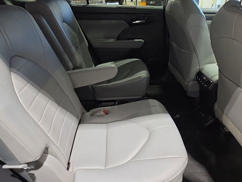 Used 2023 Toyota Highlander XLE AWD/4WD image 15