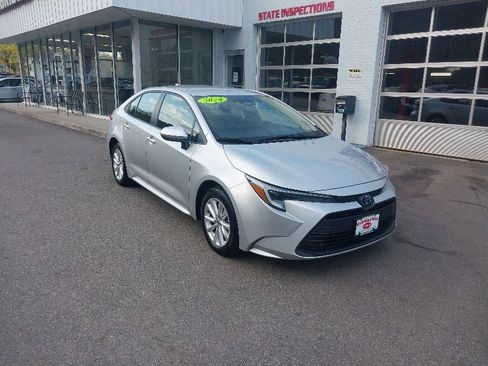Used 2024 Toyota Corolla LE w/ LE Convenience Package image 2