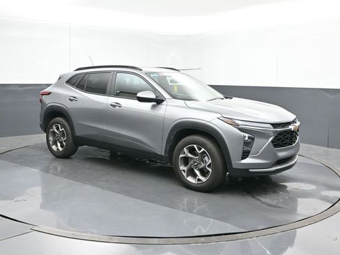 Used 2025 Chevrolet Trax LT w/ LT Convenience Package image 7