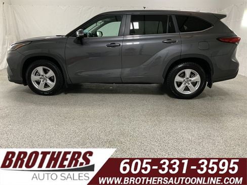 Used 2023 Toyota Highlander LE AWD/4WD image 1