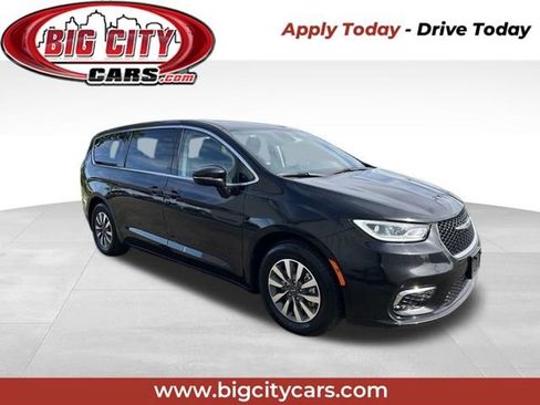 Used 2024 Chrysler Pacifica Limited FWD image 1