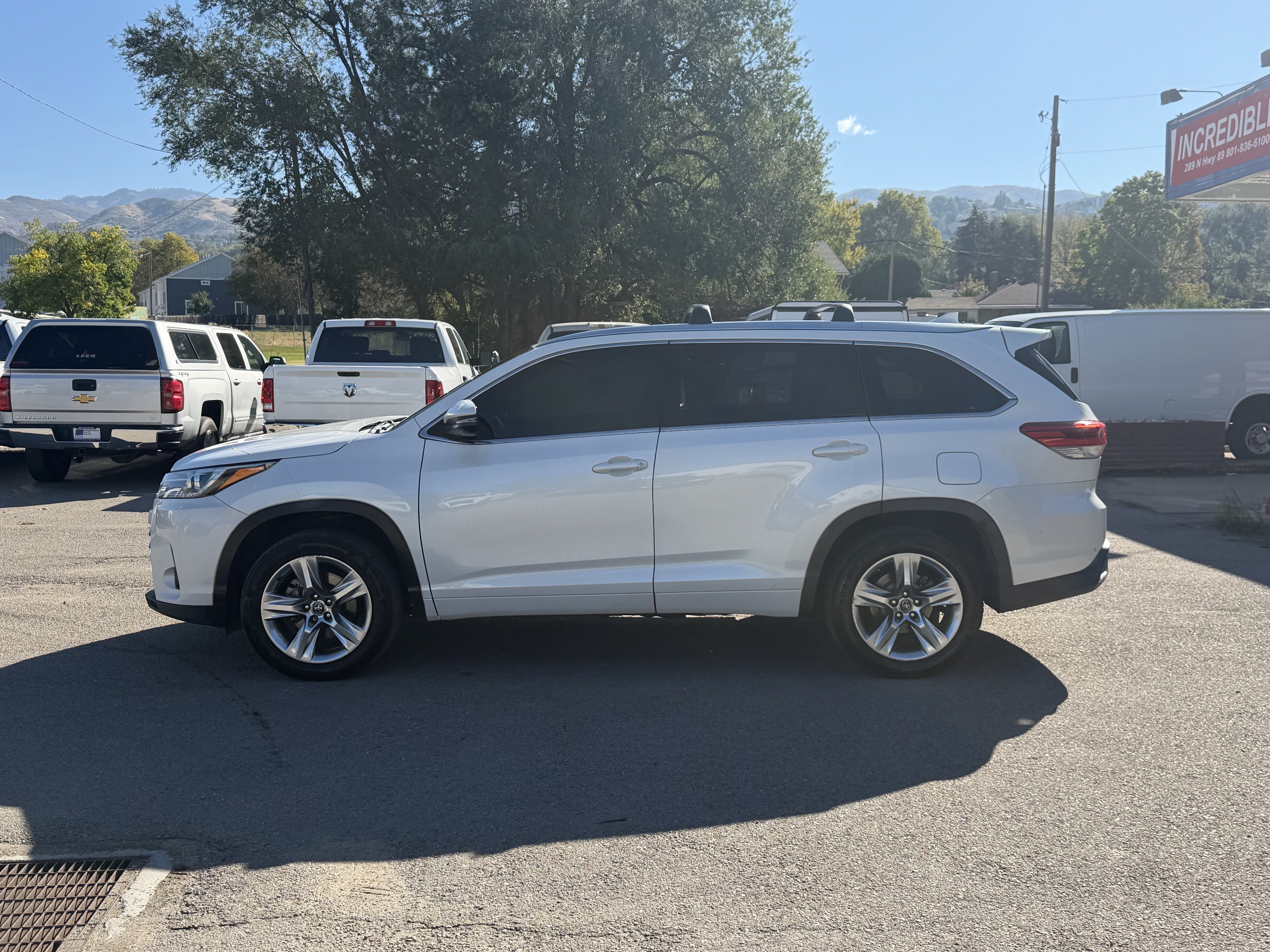 Used 2017 Toyota Highlander Limited FWD image 3
