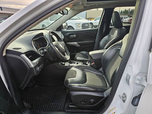 Used 2018 Jeep Cherokee Latitude Plus w/ Comfort/Convenience Group image 19