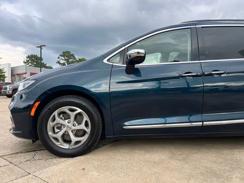 Used 2023 Chrysler Pacifica Limited image 31
