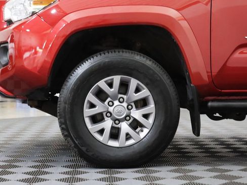 Used 2019 Toyota Tacoma SR5 AWD/4WD image 4