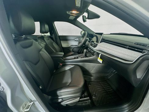 Used 2024 Jeep Compass Latitude image 32