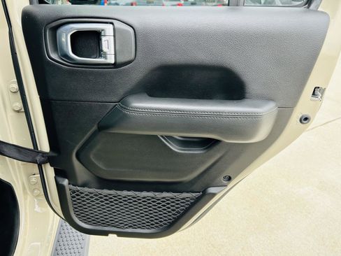 Used 2022 Jeep Wrangler Unlimited Sahara AWD/4WD image 24