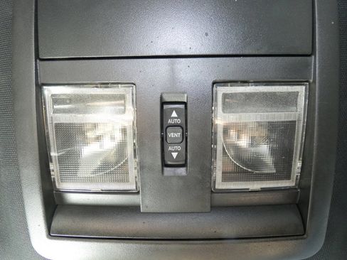 Used 2010 Dodge Challenger SE image 18