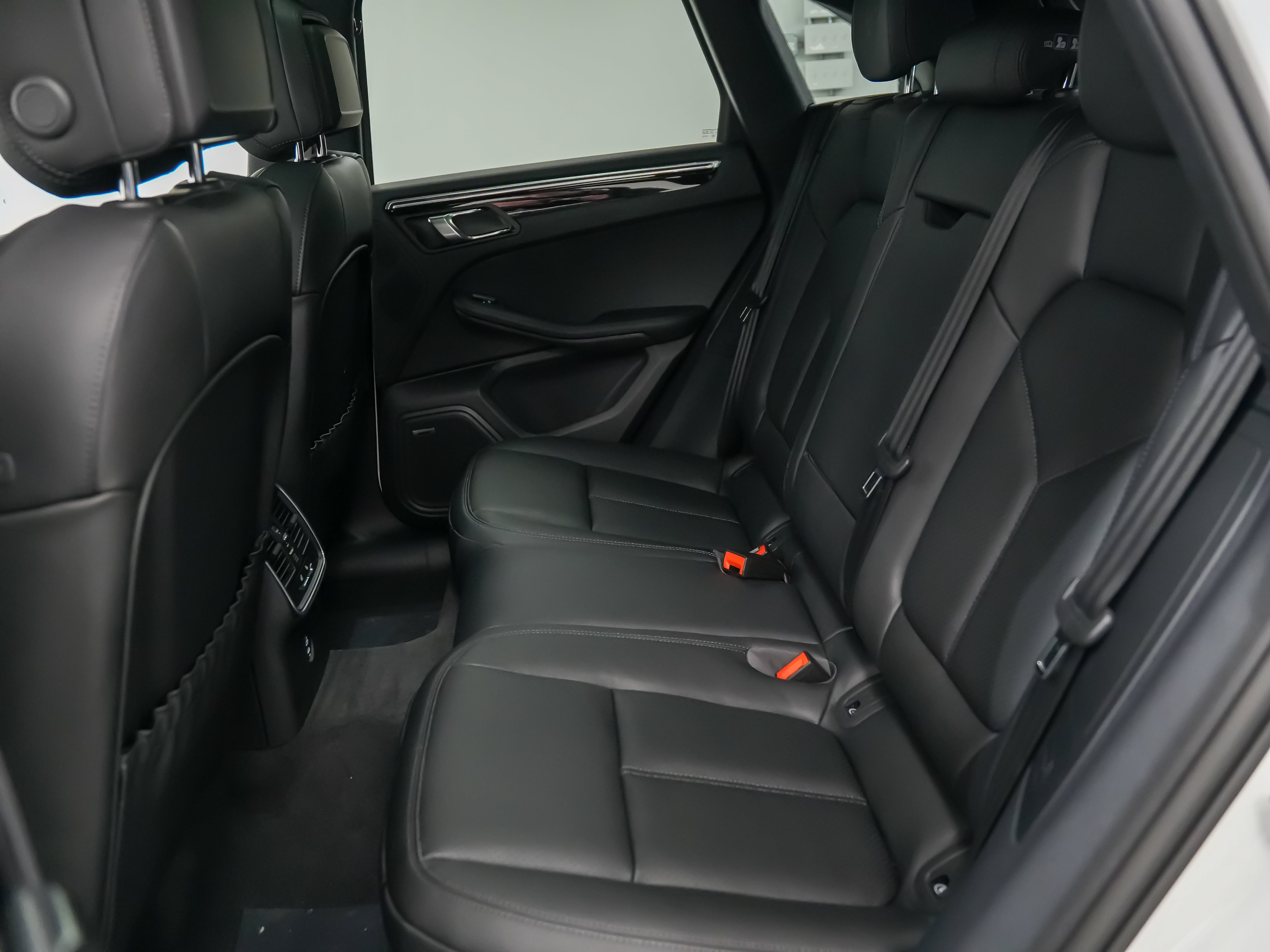 Certified 2026 Porsche Macan AWD/4WD image 18