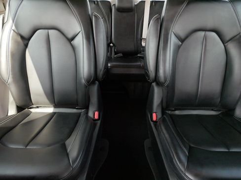 Used 2023 Chrysler Pacifica Touring-L FWD image 13