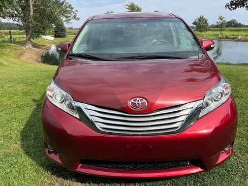Used 2013 Toyota Sienna Limited w/ Premium Pkg AWD/4WD image 2