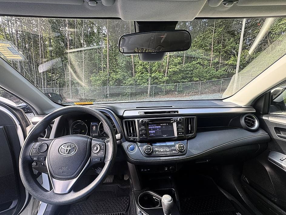 Used 2018 Toyota RAV4 LE AWD/4WD image 23
