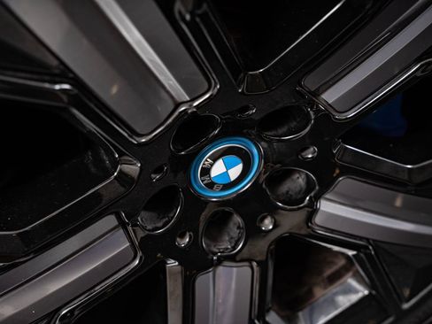 Certified 2025 BMW iX xDrive50 w/ Premium Package AWD/4WD image 8