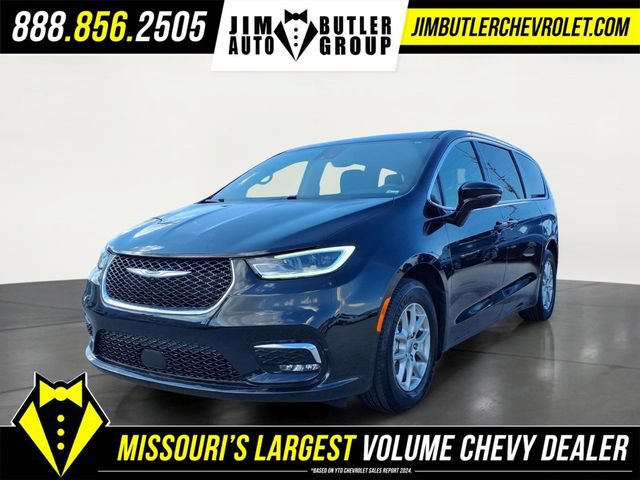 Used 2025 Chrysler Pacifica Select FWD image 1