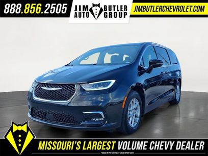 Used 2025 Chrysler Pacifica Select