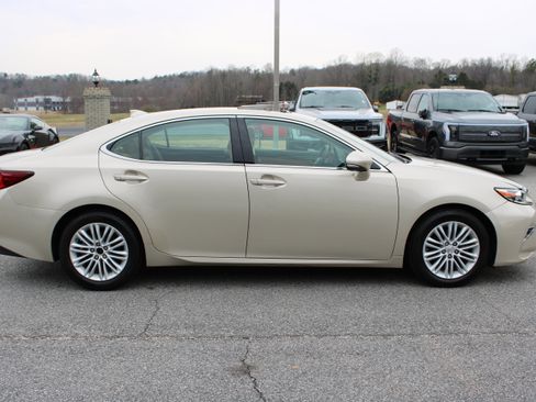 Used 2016 Lexus ES 350 w/ Premium Package w/Wood Trim image 5