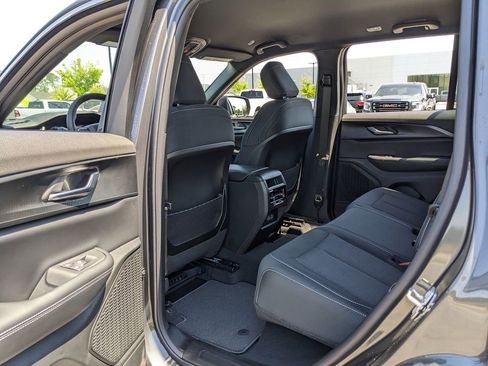 Used 2026 Jeep Grand Cherokee Laredo image 22