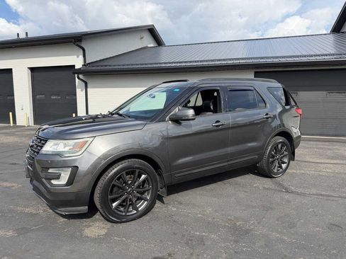 Used 2017 Ford Explorer XLT w/ Equipment Group 202A AWD/4WD image 2