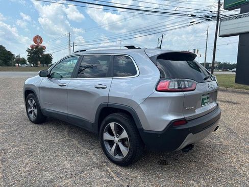 Used 2019 Jeep Cherokee Limited w/ Luxury Group AWD/4WD image 3