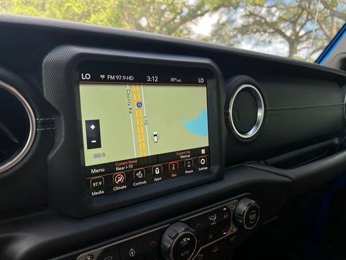 Used 2020 Jeep Gladiator Overland AWD/4WD image 19