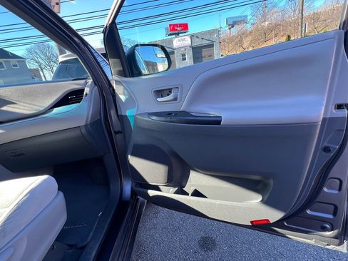 Used 2015 Toyota Sienna LE image 30