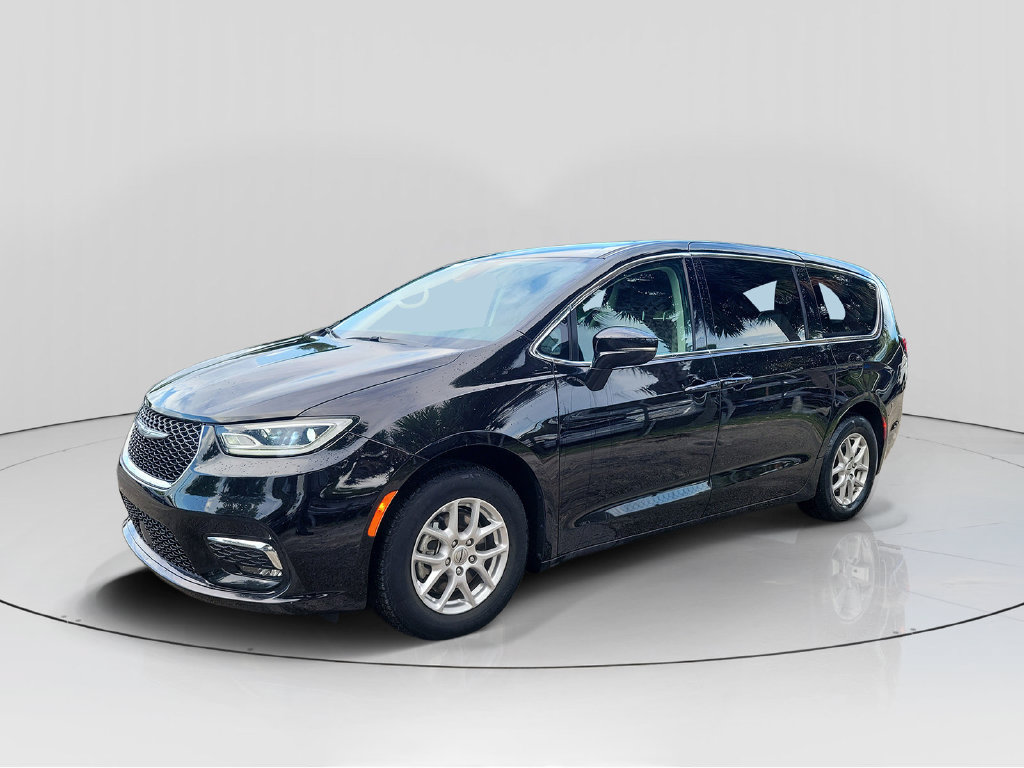 Used 2024 Chrysler Pacifica Touring-L FWD image 3