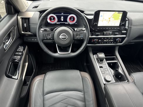 Used 2024 Nissan Pathfinder Platinum image 12