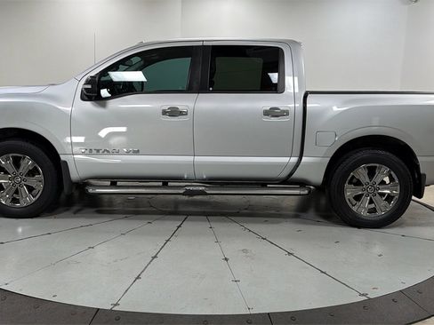 Used 2018 Nissan Titan SV w/ SV Convenience Package image 8