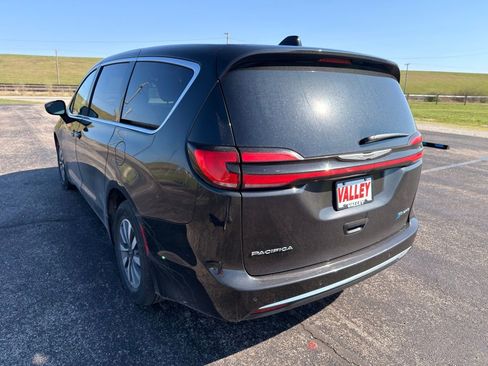 Used 2023 Chrysler Pacifica Touring-L image 11