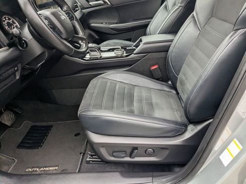 Used 2025 Mitsubishi Outlander SE image 11