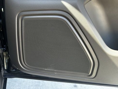 Certified 2025 Porsche Macan image 30