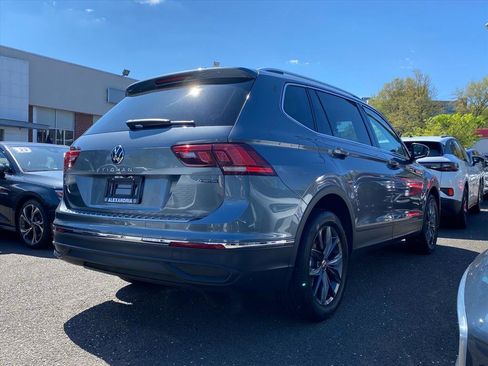 Certified 2022 Volkswagen Tiguan SE w/ Panoramic Sunroof Package image 3