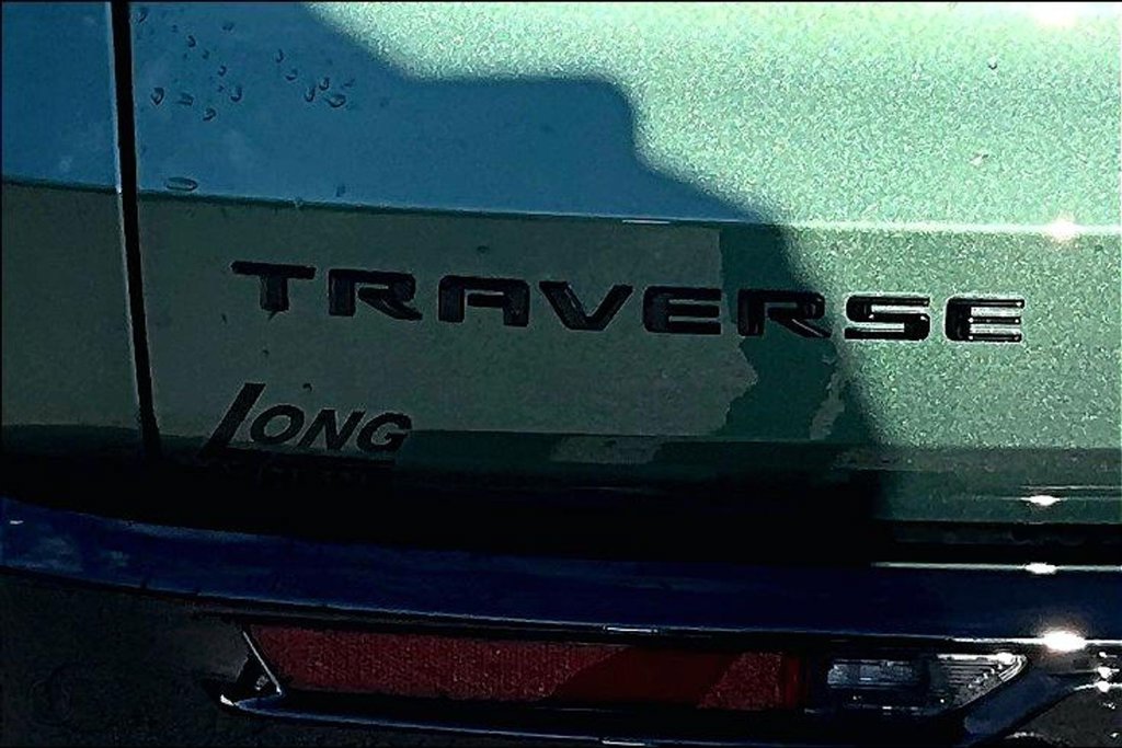 New 2027 Chevrolet Traverse RS w/ LPO, Floor Liner Package FWD image 9