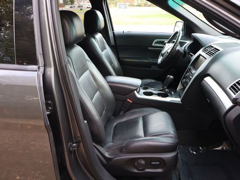 Used 2015 Ford Explorer XLT w/ Equipment Group 202A image 24