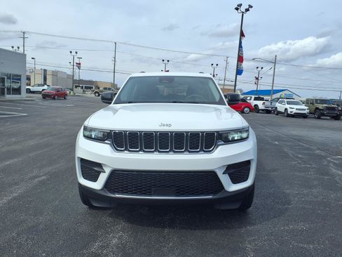 Used 2023 Jeep Grand Cherokee Laredo w/ Luxury Tech Group I AWD/4WD image 2