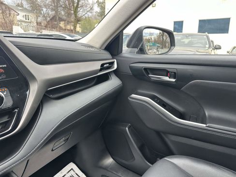 Used 2022 Toyota Highlander XLE image 27