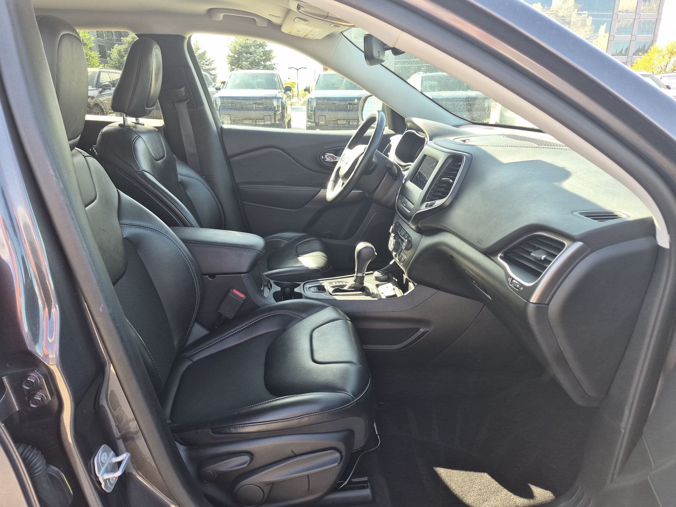 Used 2019 Jeep Cherokee Latitude Plus w/ Comfort/Convenience Group AWD/4WD image 29