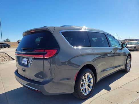 Used 2021 Chrysler Pacifica Touring-L image 7