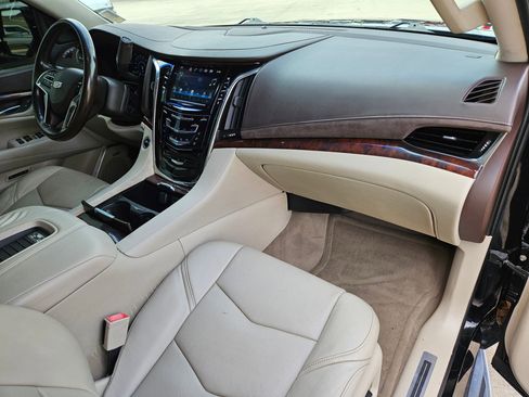 Used 2016 Cadillac Escalade Luxury AWD/4WD image 30
