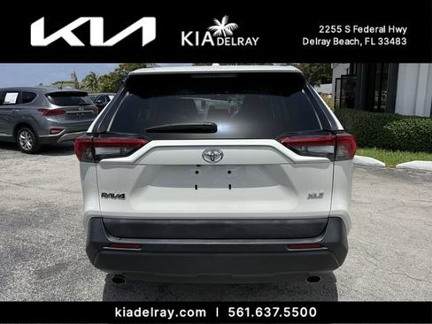 Used 2021 Toyota RAV4 XLE Premium FWD image 4