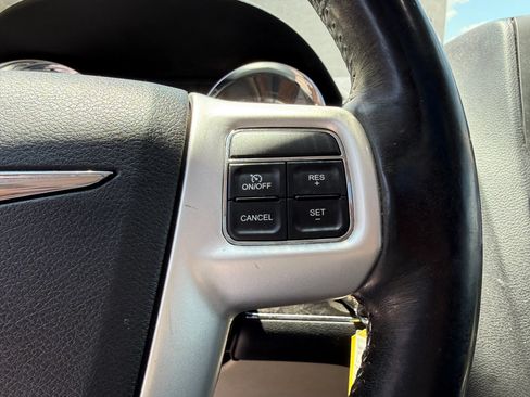 Used 2016 Chrysler Town & Country Touring-L FWD image 26