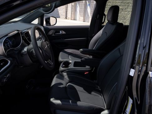 New 2026 Chrysler Pacifica Select image 14