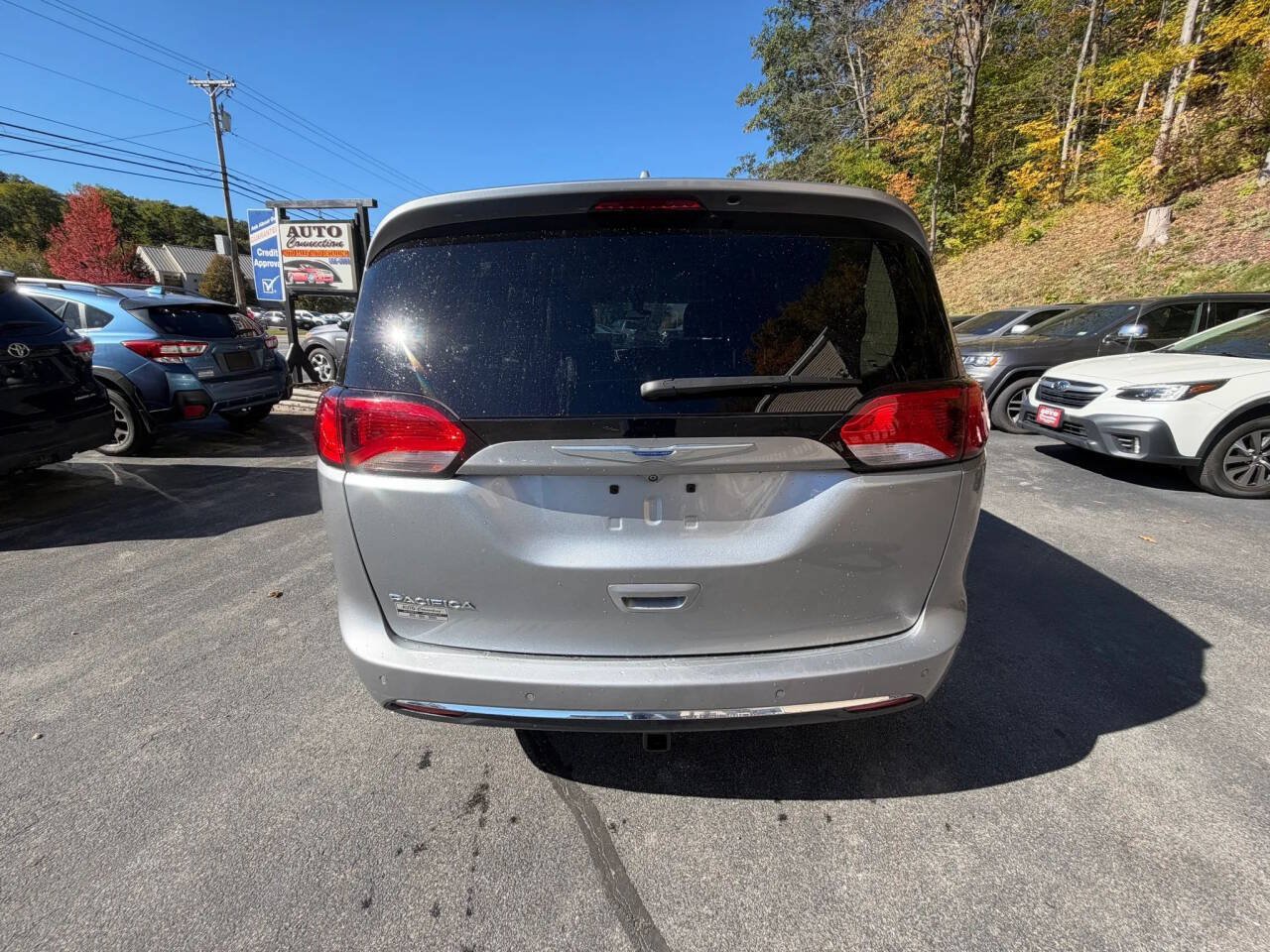 Used 2019 Chrysler Pacifica Touring-L FWD image 4