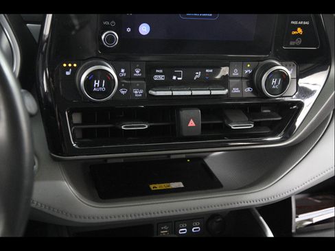 Used 2023 Toyota Highlander XLE image 14