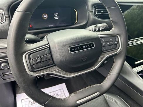 Used 2023 Jeep Wagoneer L Series II image 9