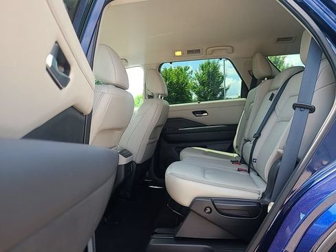 Used 2023 Nissan Pathfinder SL AWD/4WD image 23