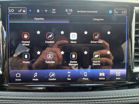 Used 2024 Chrysler Pacifica Limited FWD image 32