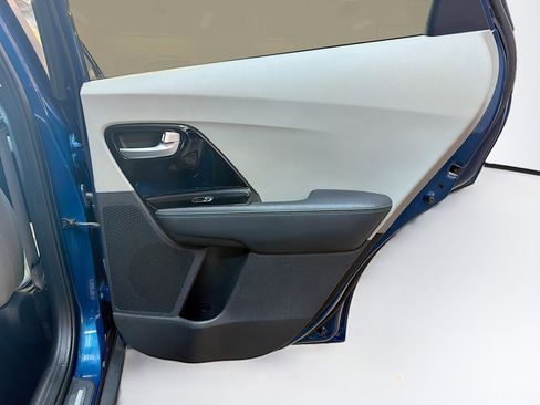 Used 2017 Kia Niro Touring w/ Advanced Technology Package image 31